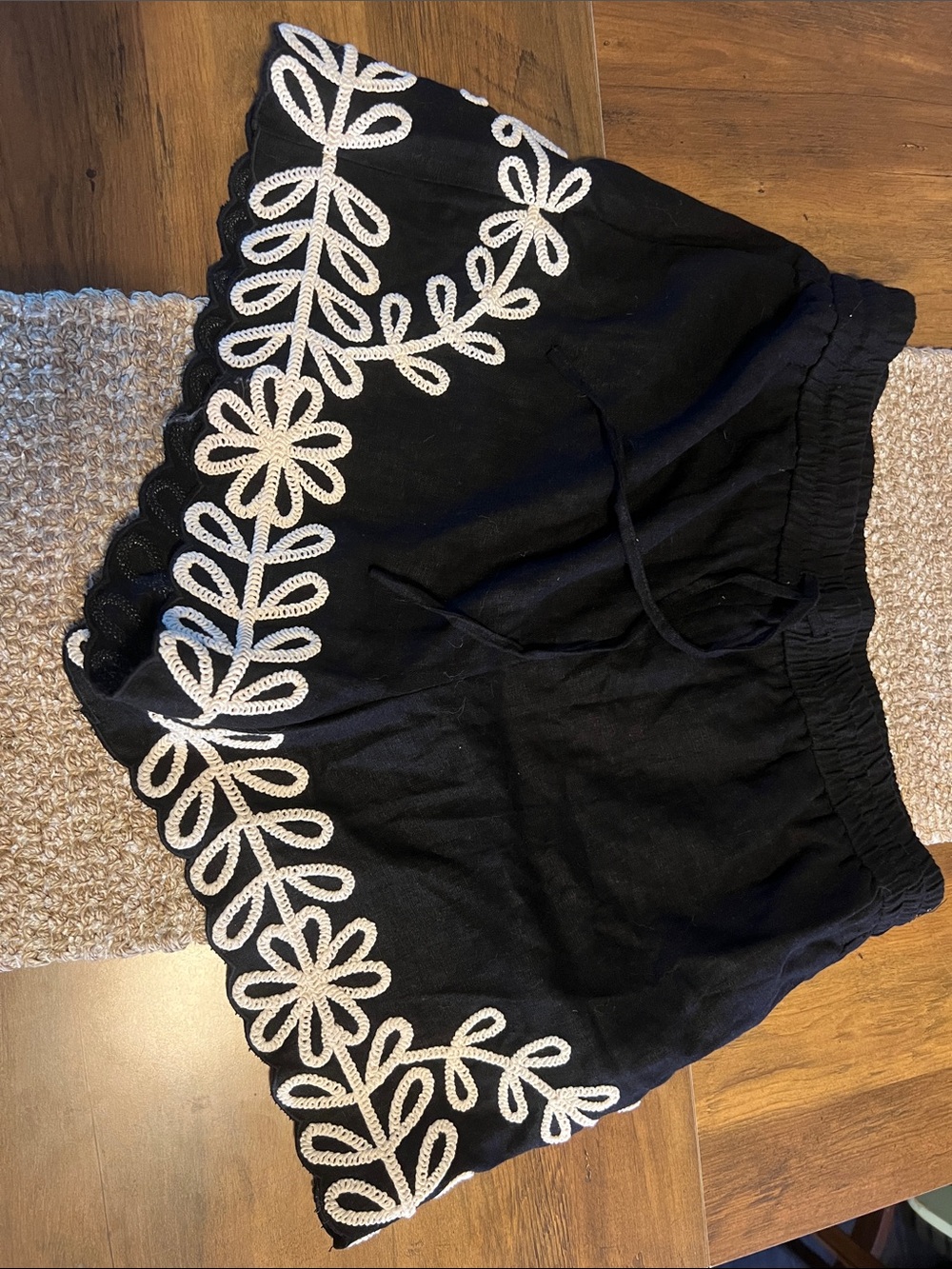 Black Women's Embroidered Scallop Linen Hem Shorts Size 12
